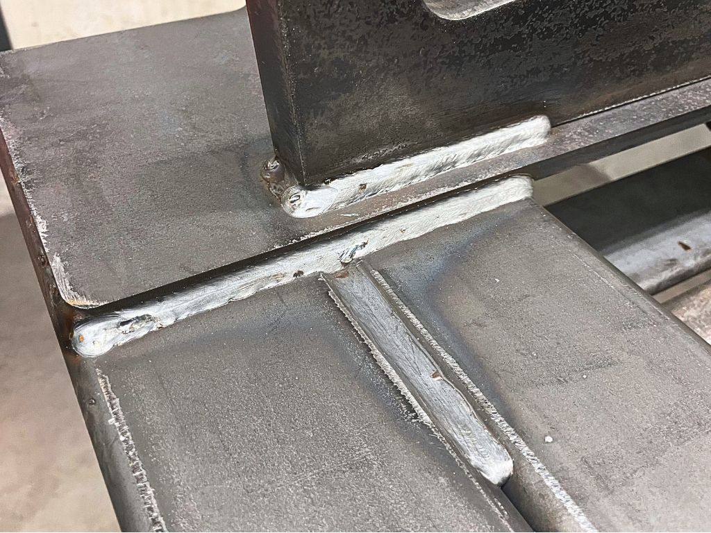 Lasnaden van stalen constructieonderdeel bij Kemp Machines