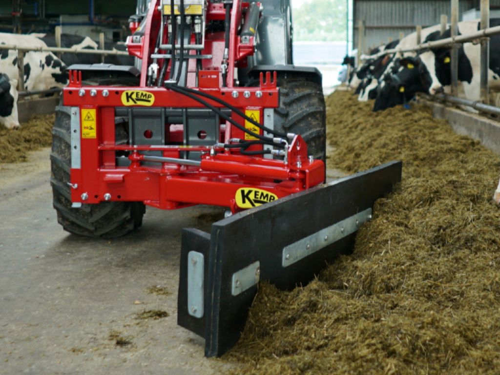 Kemp Machines landbouwmachine in stal