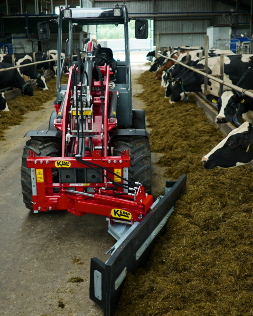 Kemp machine aan het werk in de stal