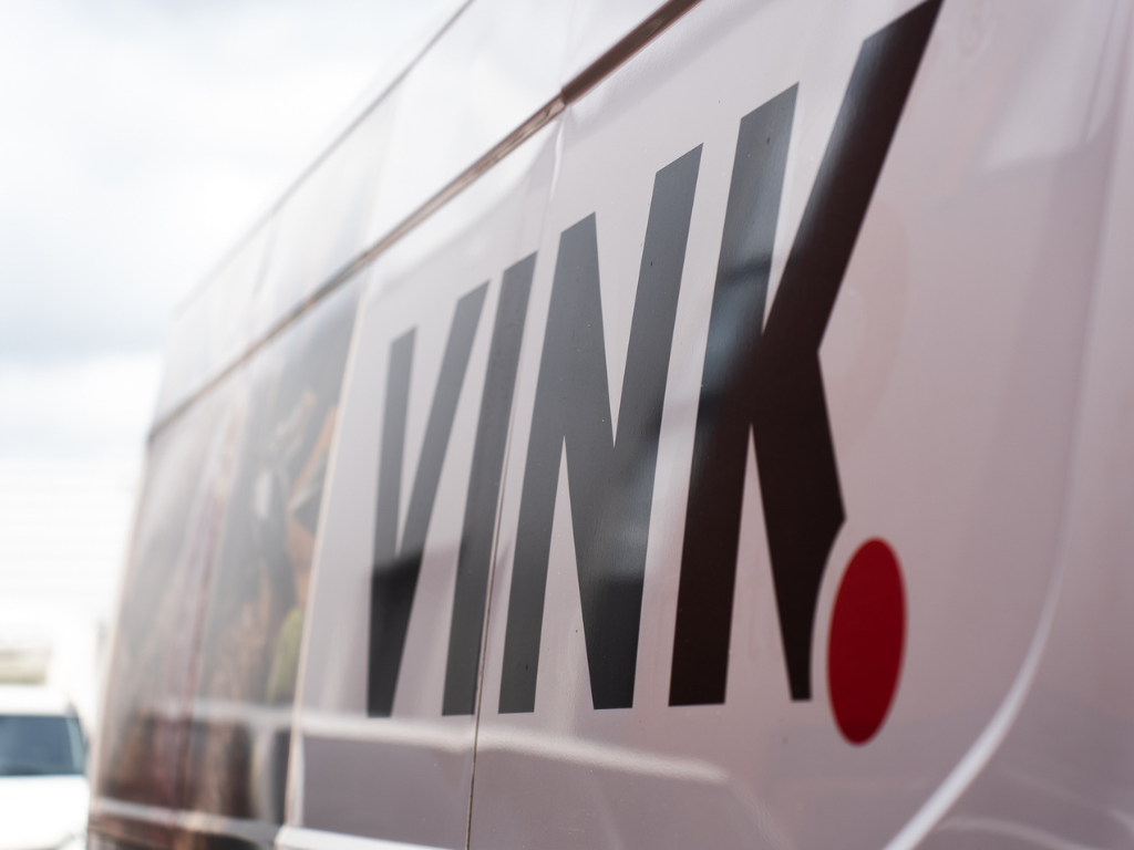 Vink Vers logo op bedrijfsbus